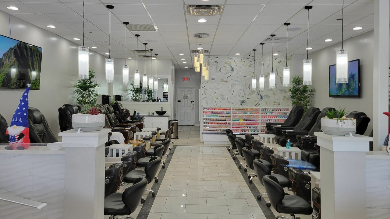 Best salons for dip powder nails in Tampa | Fresha